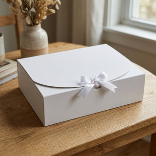 Weiße Geschenkbox für Socken mit weißer Satinschleife