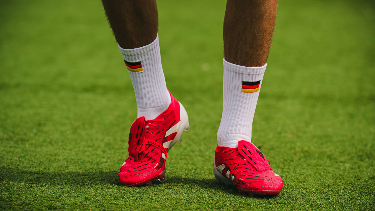 Wm Sport Socken Anti Gripp Fußballer steht auf dem Platz und hat die Gripsocken an 