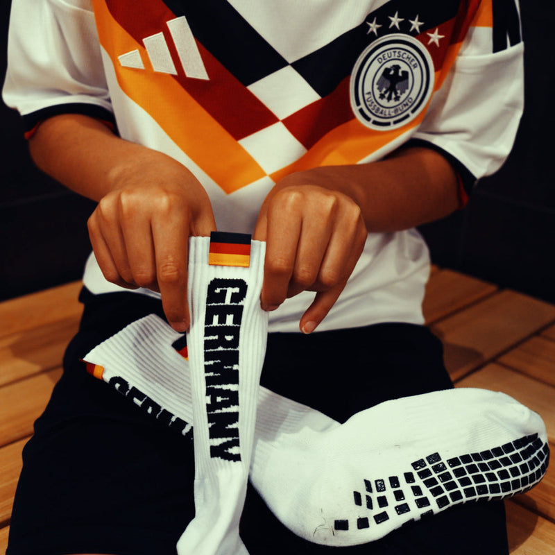 Deutschland WM Gripsocken weiß gestickter Flagge GERMANY Schriftzug – Anti-Rutsch Fußball Socken Sport