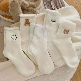 Weiße Kuschelsocken Damen 5er Set gestickter Smiley Bär Motiv – flauschige Wintersocken warm