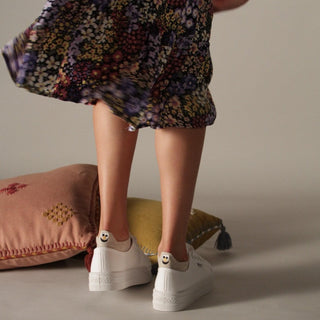 Beige Sneakersocken Damen getragen mit weißen Sneakern – kurze Füßlinge unsichtbar im Schuh
