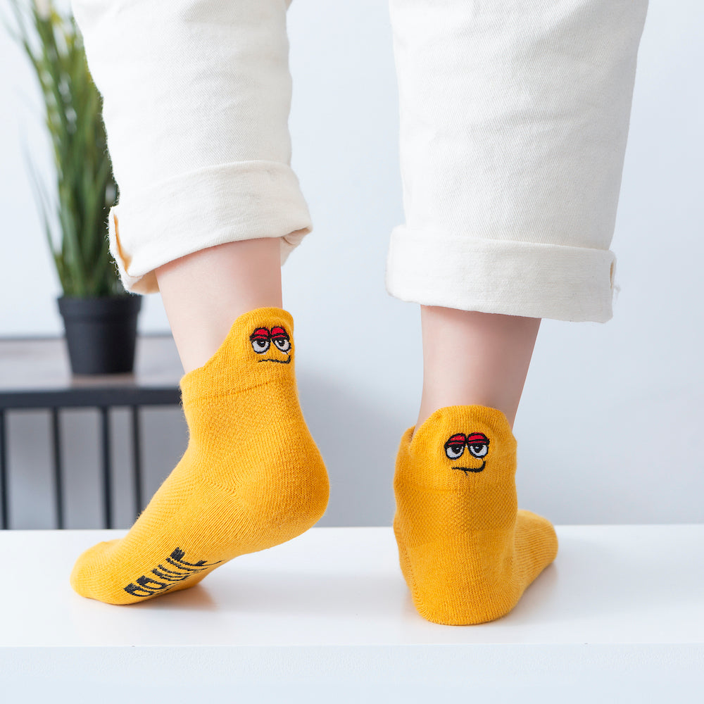 Gelbe Kindersocken mit Cartoon-Gesicht getragen – lustige Motivsocken Kinder Gute Laune Socken