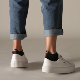 Schwarze Sneakersocken Damen mit Smiley zu Jeans und weißen Sneakern – kurze Füßlinge