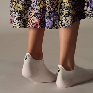 Weiße Sneakersocken Damen mit Smiley zu Blumenrock und Sneakern – kurze Füßlinge